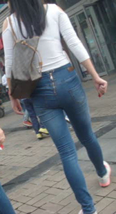 街拍两蓝牛小少妇