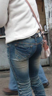 翘臀紧身牛仔小妹