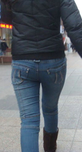 街拍牛仔包臀视频
