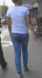 蓝色牛仔紧绷绷