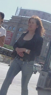 跟拍大屁股成熟少妇