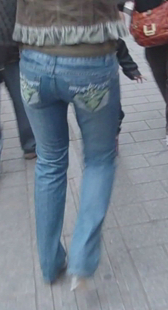 街拍紧牛少妇身材变形