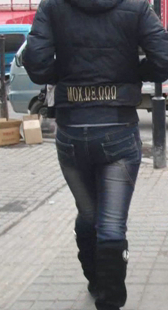 冬天街拍包臀黑牛