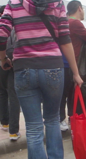 车展包臀蓝牛少妇