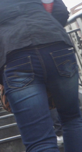 蓝牛宽臀上楼梯