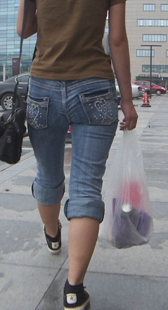 街拍勒沟蓝牛身材变形