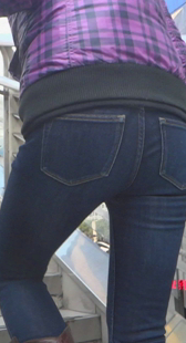 紧身黑牛上楼梯