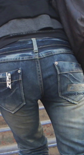 紧身灰牛上楼梯