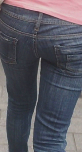 街拍深沟黑牛小妹