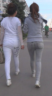 灰牛白裤两姐妹