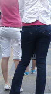 紧牛热裤两少妇