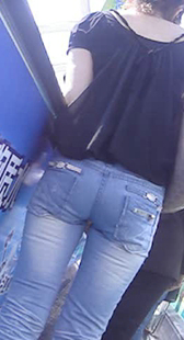 超紧蓝牛包臀上电梯