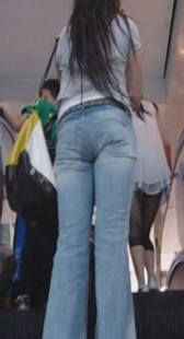 长腿蓝牛美少妇上电梯