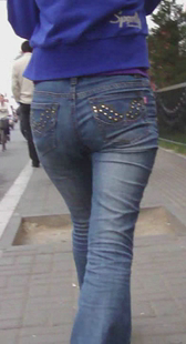 紧身牛仔宽臀小少妇