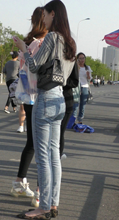 紧身包臀灰牛仔等车