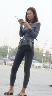 紧身牛仔裤性感圆润翘臀美女