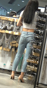 服装店紧身牛仔小PP少女