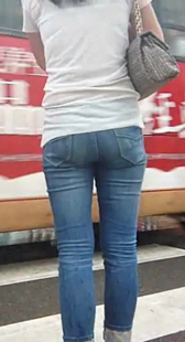 雨天跟拍紧身牛仔