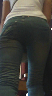 性感超紧蓝牛上楼梯