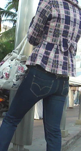 公交站紧身小黑牛