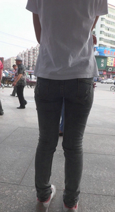 紧身灰牛两姐妹