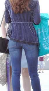 紧身牛仔圆润翘臀长发漂亮美女