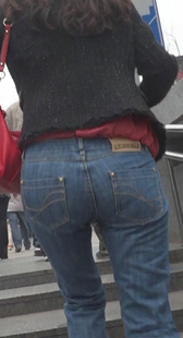 紧身牛仔小少妇上楼梯