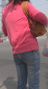 公交站紧牛少女