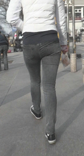 街拍黑紧臀牛仔