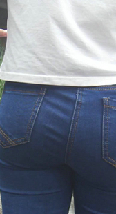 街拍超紧牛仔裤大翘臀