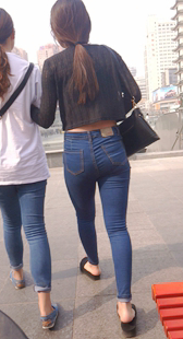 圆润紧臀牛仔裤美眉