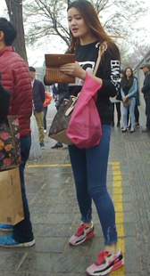 长发牛仔裤妹子大翘臀太性感