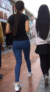 跟拍紧身牛仔裤小妹