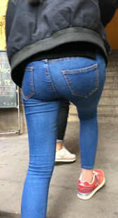 长时间跟拍牛仔紧臀少女