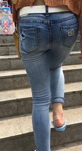 紧身饱满翘臀少妇上楼梯