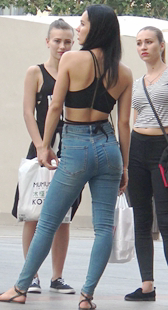 蓝色紧身牛仔裤大翘臀洋妞