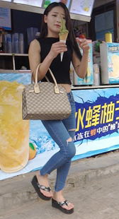 牛仔紧臀露腰长发大美女