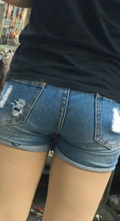 饱满包臀牛仔短裤妹子