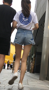 街拍牛仔短裤长发妹子