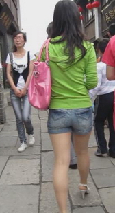 跟拍小少妇很会扭