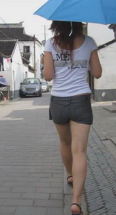 少女性感扭动着性感水蛇腰