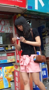 跟拍清纯的红色短裤小妹