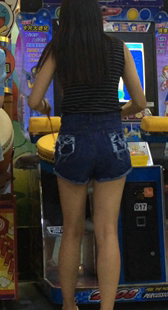 游戏城包臀热裤美女