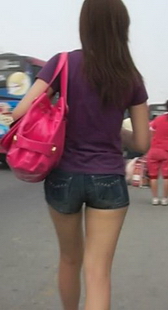 跟拍少女身材好，走路很性感