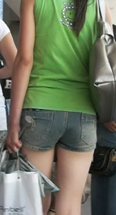 少妇的屁股好大，腿好白