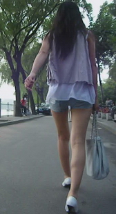 跟拍少女穿得好清凉