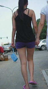 街拍少妇紧身内痕