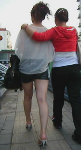 街拍少妇雪白的大腿