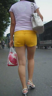 街拍短裤美腿少妇