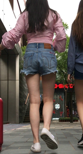 街拍牛仔短裤美腿美女